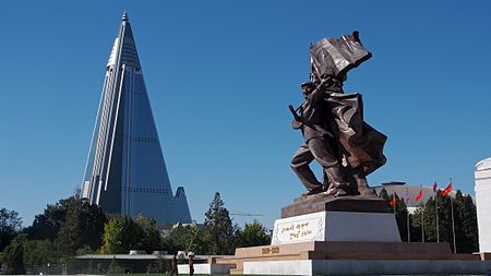 Tập_tin:Victorious_Fatherland_Liberation_War_Museum_and_Ryugyong_Hotel_(11342673725).jpg