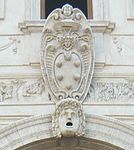 Huset Medicis vapensköld med fem bollar, ovan Loggia dei leoni