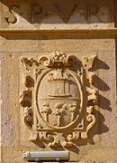 Escudu de Villarrobledo na fachada del Conceyu.