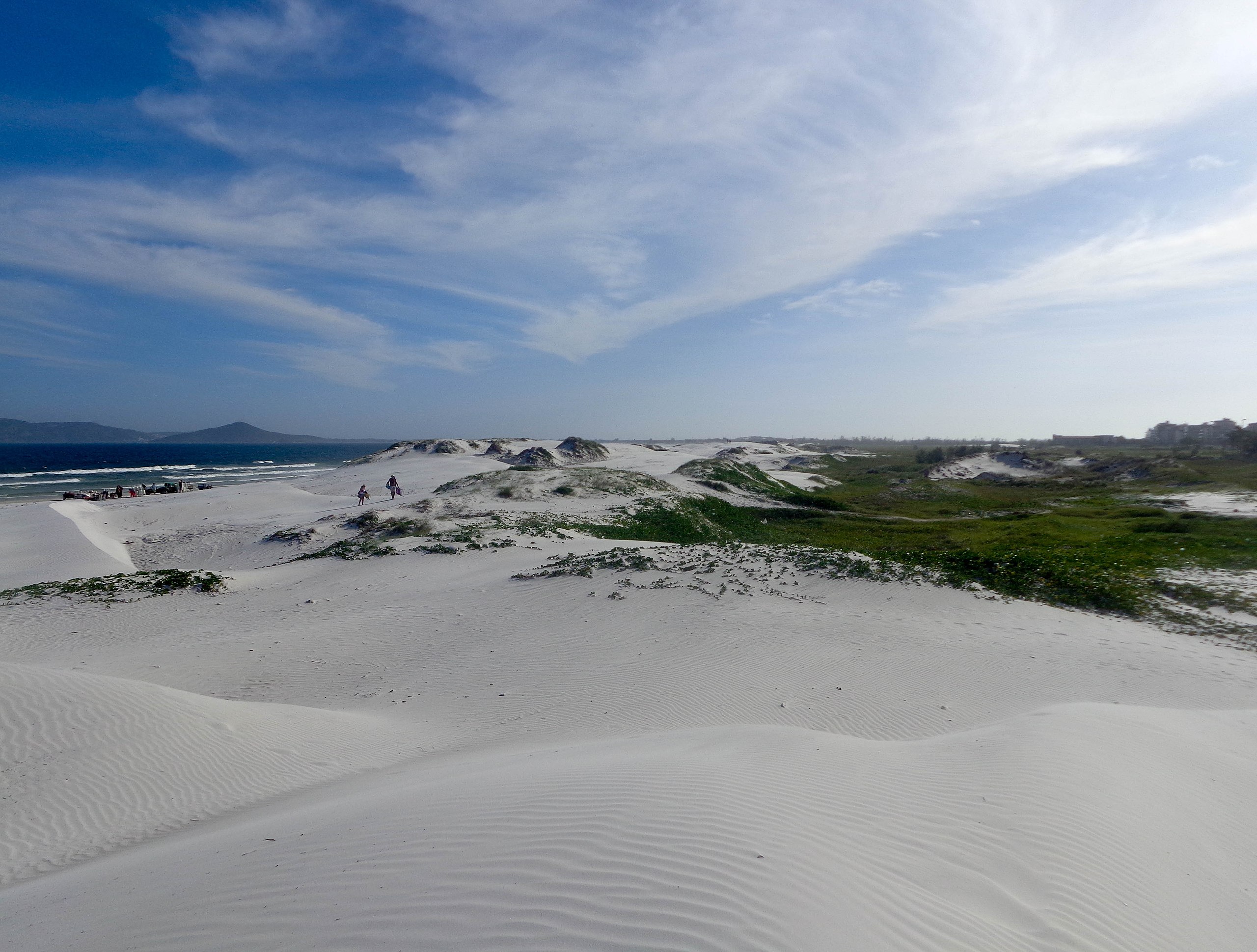 File:Vista das dunas na Praia das Dunas, Cabo Frio em 2015.jpg