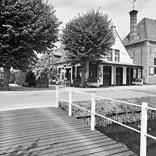 Het eethuisje uit de serie. Voormalig restaurant Het Rechthuis, dat nu Brasserie Geesje heet. Kortenhoefsedijk 157 in Kortenhoef. Foto uit 1973.