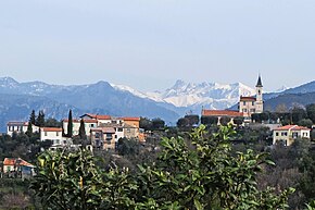 Vue sur l'église de Colomars depuis la route de Nice.JPG