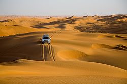 Véhicule tout-terrain sur les dunes près du camp d'Al Areesh