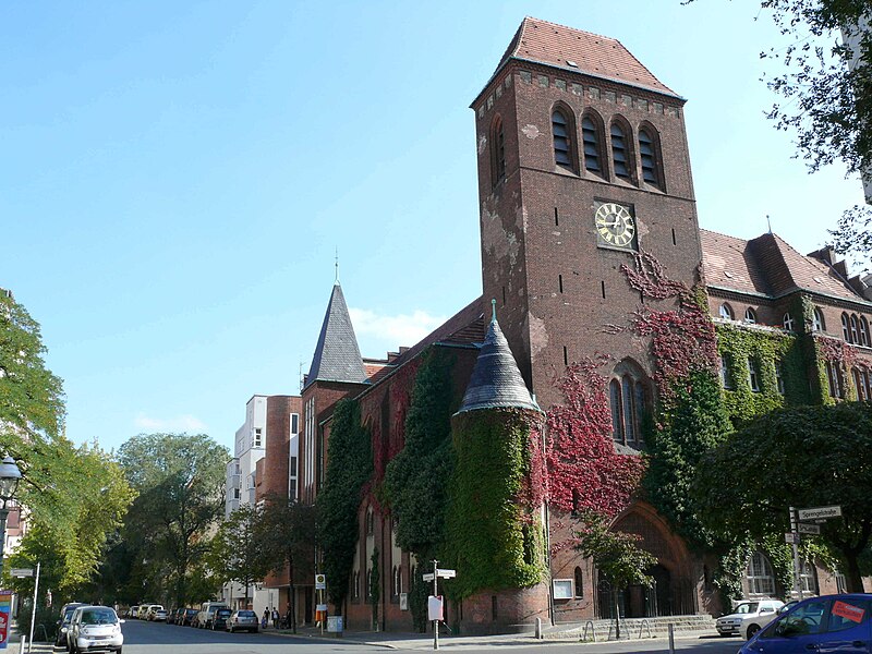 File:Wedding Sprengelstraße Osterkirche.jpg