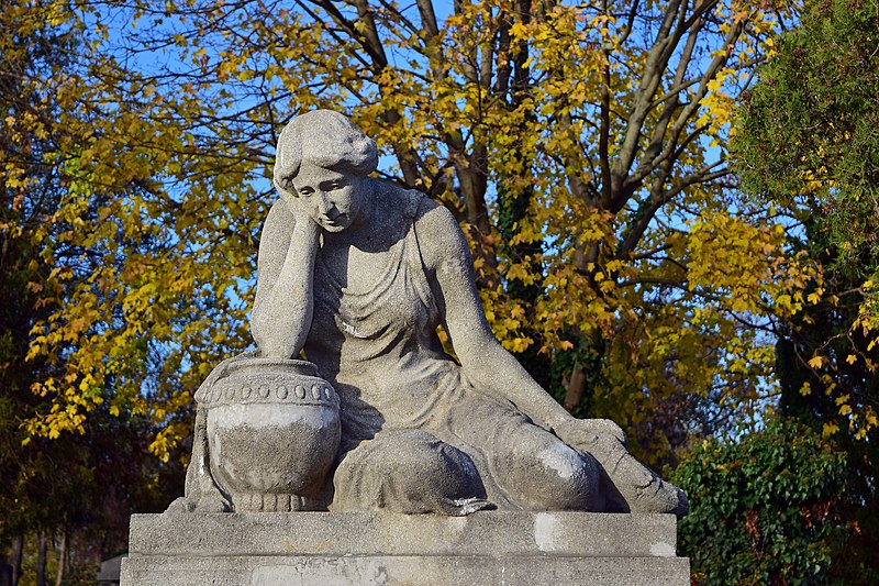 File:Wiener Zentralfriedhof - Grabsteinfigur am Grab Breschtiak.jpg