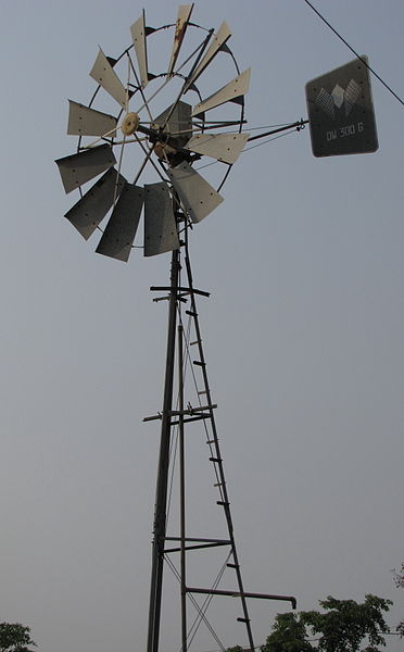 File:Windmill at Nadukani, Chapparapadavu.jpg