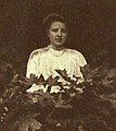 Ізабэла Любанская (з роду Мержаеўскіх) сярод клёнаў і руж у парку палаца ў Варончы, фота ў часопісе «Wieś Ilustrowana» (1911, nr.09)