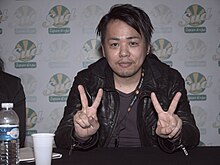 Yūsuke Kozaki, concepteur et dessinateur des personnages exclusifs à Fire Emblem Heroes, ainsi que d'autres héros dans le jeu.