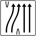 Zeichen 501–60 Überleitungstafel – ohne Gegenverkehr – vierstreifig, davon die beiden linken Fahrstreifen nach rechts übergeleitet und die beiden rechten Fahrstreifen geradeaus