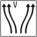 Zeichen 501–74 Überleitungstafel – ohne Gegenverkehr – vierstreifig, davon die beiden linken Fahrstreifen nach links übergeleitet und die beiden rechten Fahrstreifen nach rechts verschwenkt