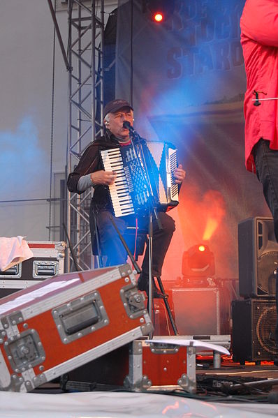 File:Čechomor a Bolek Polívka, koncert na Špilberku, 22. června 2010 (19).jpg