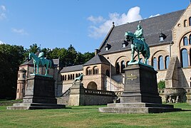 Reiterstandbilder von Wilhelm I. (links) und Friedrich I. (rechts) auf dem Vorplatz der Kaiserpfalz Goslar