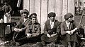 ツァールスコエ・セローで3人の姉と（左からオリガ、アレクセイ、アナスタシア、タチアナ）。1917年。