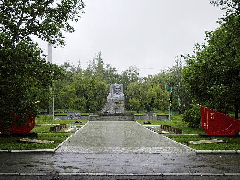 File:Мемориальный комплекс Слава Дзержинск.JPG