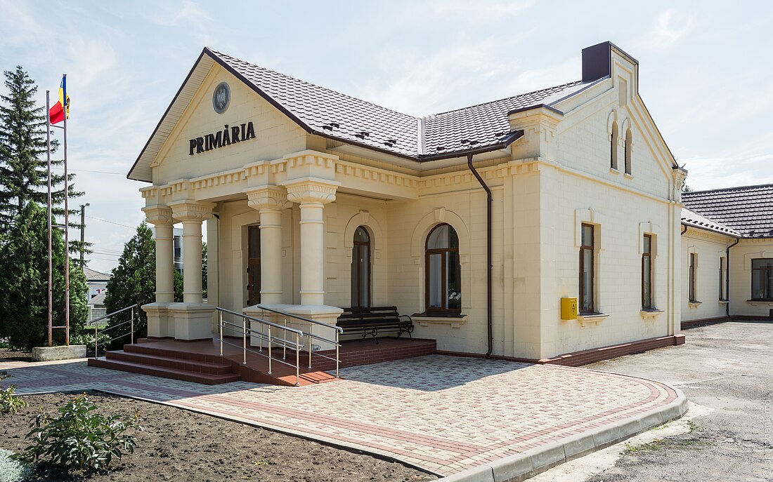 File:Мэрия Единец Primaria Edinet Edinet City Hall (42667223445).jpg