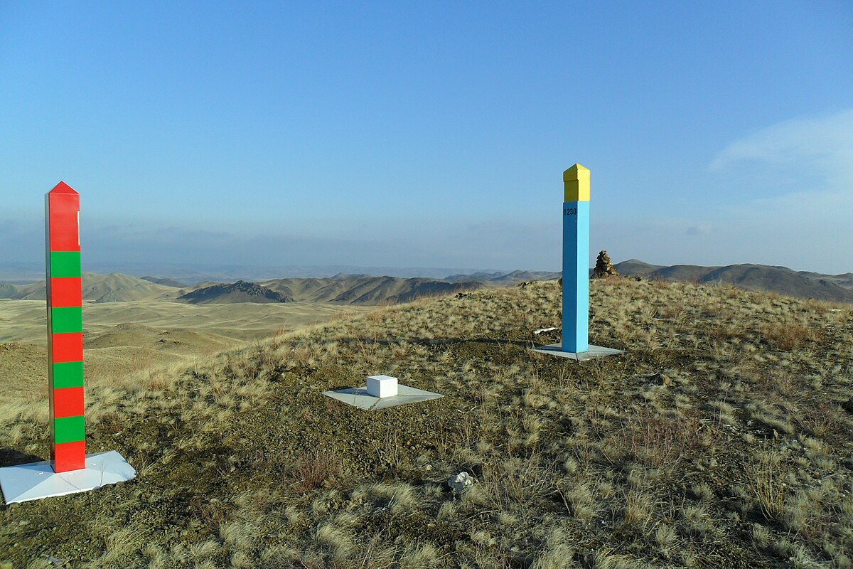 Пограничный знак на российско-казахстанской границе. Вид со стороны России.jpg