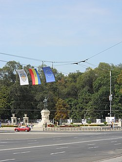 Памятник Штефану чел Маре на углу улицы Бэнулеску-Бодони и проспекта Штефана чел Маре