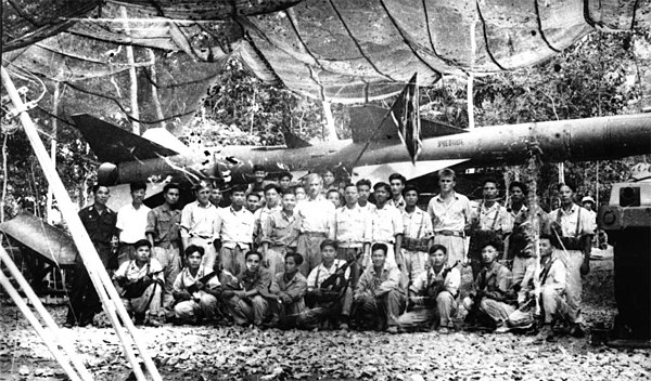 Soviet anti-air instructors and North Vietnamese crewmen in the spring of 1965 at an anti-aircraft training center in Vietnam