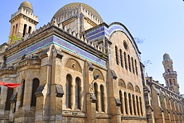 Partie postérieure de la mosquée centrée sur la coupole : les contreforts de style byzantin et les décorations céramiques mauresques datent de la fin du XIXe siècle.