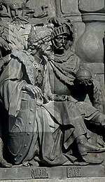 Kamienna rzeźba dwóch siedzących mężczyzn