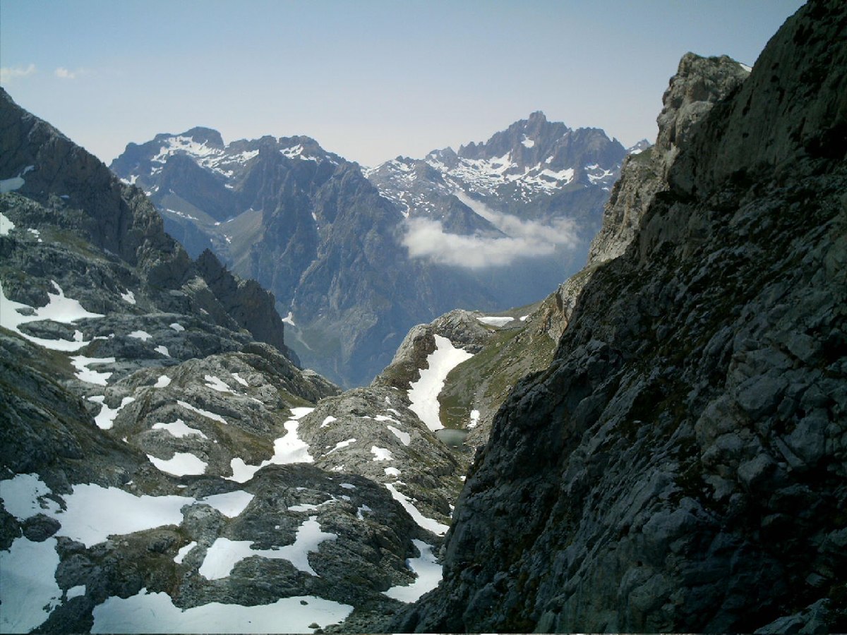 106- Torre Bermeja y Peña Santa desde el camino a Collado Jermoso.JPG