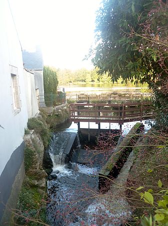 Les eaux de l'Aven sortant de l'étang de Rosporden : la vanne et le déversoir.