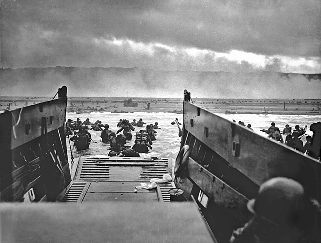 Вторая мировая война. 6 июня 1944 года. Американские солдаты на пляже Омаха.