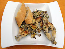 Cuisses de grenouille served with slices of baguette in France 2012 Froschschenkel anagoria.JPG