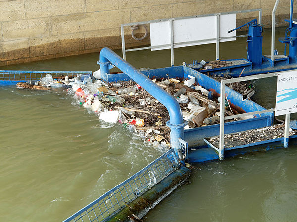 Système de nettoyage de la Seine, sous le pont d'Austerlitz.