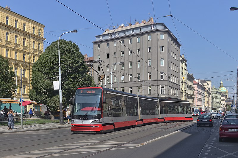 File:2018-08-16 CZ Praha 02, Bělehradská @ Jugoslávská, Škoda 15T 9211 linka 11 (50148460146).jpg