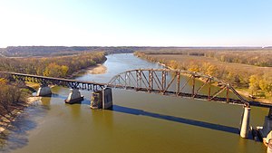 2018-11-06 Illinois Nehri üzerindeki LaSalle Demiryolu Köprüsü.jpg