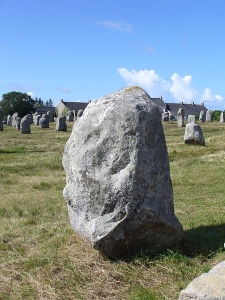 File:4732.1099 Menhire,bis zu 4 Meter hoch,von OstnachWest in 1167 Meter Langen Alignements(Granit-Steinreihen) in einem Halbkreis endend Le Ménec,Carnac ,Departement Morbihan,Bretagne Steffen Heilfort.JPG