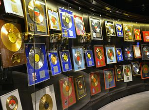 Guldrummet med ett flertal guld- och platinaskivor samt andra utmärkelser.