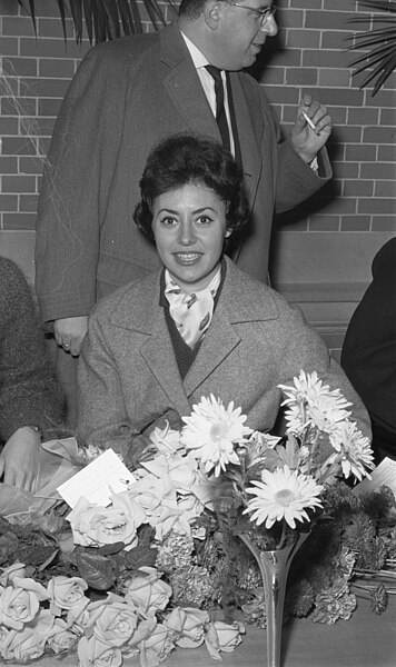 File:Aankomst van zangeres Caterina Valente te Amsterdam, Bestanddeelnr 910-8378.jpg