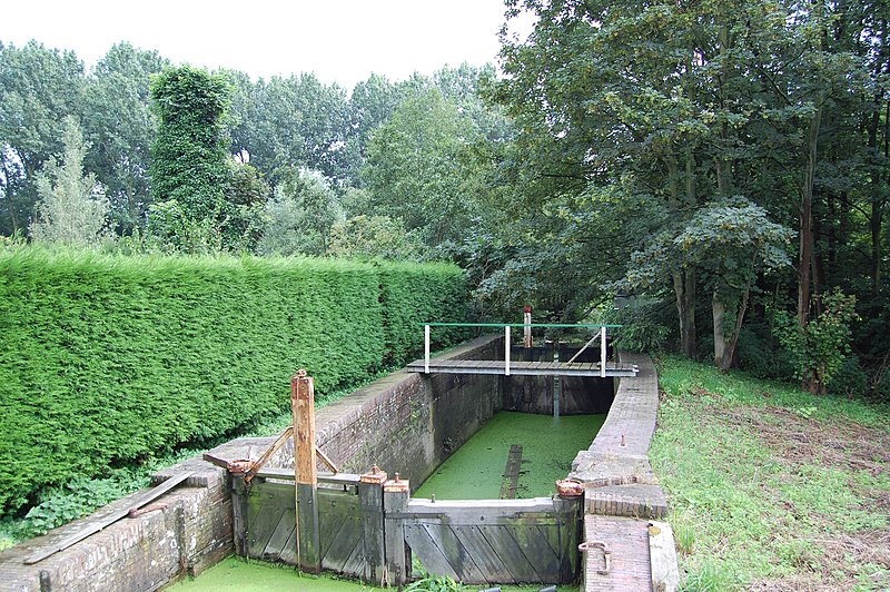 File:Aarkanaal sluisje bij Zegerbrug.JPG