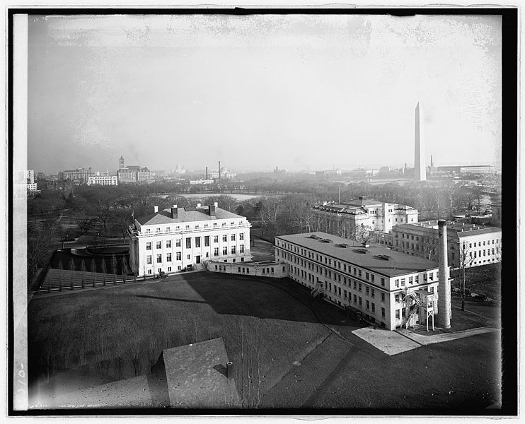 File:Aerial view over south lawn of looking southeast toward Washington Monument 30461v.jpg