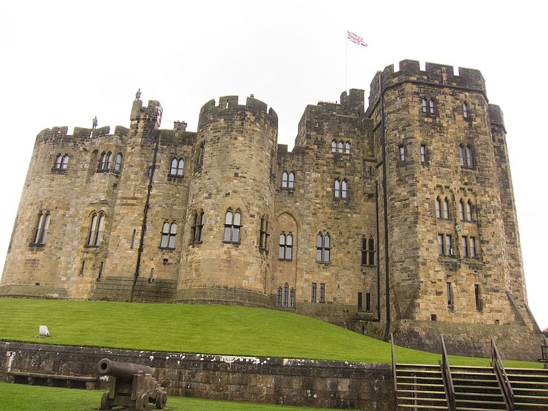 File:Alnwick Castle with flag flying (26740614490).jpg