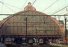 Außenansicht der Bahnhofshalle (1992)