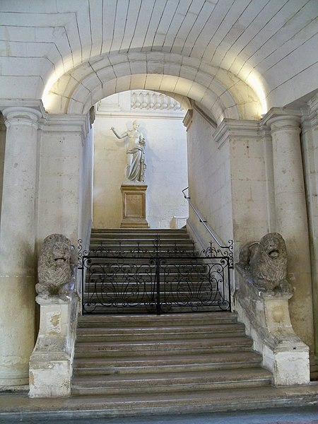 File:Arles - escalier mairie.jpg