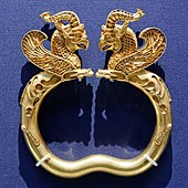 Ոսկե ապարանջան, Օքսուսի գանձերից մեկը, մ․թ․ա․ 5-4-րդ դարեր, ոսկի, լայնությունը 11․6 սմ, Լոնդոնի Բրիտանական թանգարան