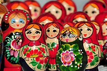 La portada del álbum muestra varias muñecas matrioshka, tradicionales de Rusia.