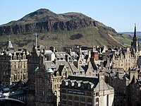 Edinburgh: Blick über die Altstadt auf den Arthur's Seat.