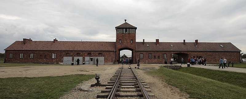 File:Auschwitz II-Birkenau (main gate).JPG