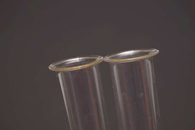 Typisch bei Reagenzgläsern ist der sogenannte Bördelrand, der auch dafür da ist, dass das Reagenzglas nicht so leicht durch eine Halterung durchrutschen kann.
