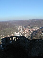 Die mächtige Burg Hohenurach wird im Ermstal sichtbar; gleichzeitig wird das Biosphärengebiet Schwäbische Alb erreicht.