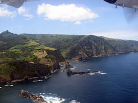 Alagoa Bay dan pulau-pulau kecil yang terlihat dari udara (desa atas tebing di pusat Cedros; ke kanan adalah Ponta Ruiva)