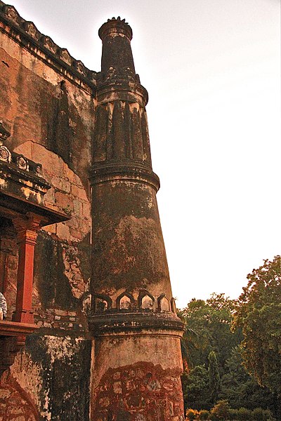 File:Bara Gumbad Mosque.JPG