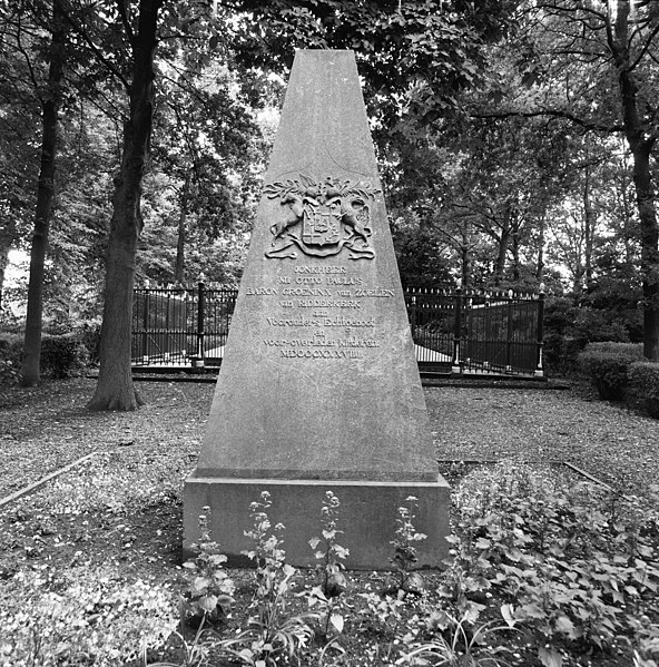 File:Begraafplaats, obelisk Groeninx van Zoelen - Bolnes - 20037320 - RCE.jpg