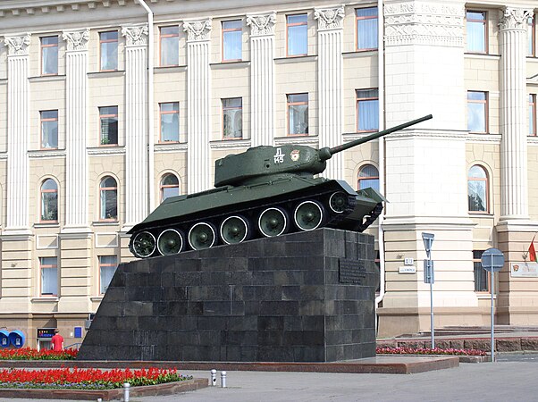 Памятник в городе минске. Памятник танк в Минске. Монумент танк освободитель Минск. Танк т-34 в Минске. Памятник т-34 в Минске.