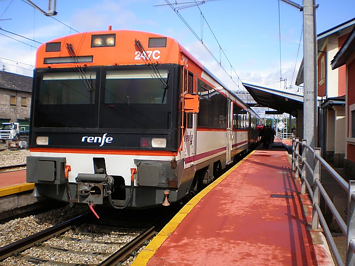 Español: Un automotor eléctrico de la serie 470 de Renfe Operadora, que realiza un servicio Regional Ponferrada - León, efectuando su parada comercial en la estación de Bembibre.